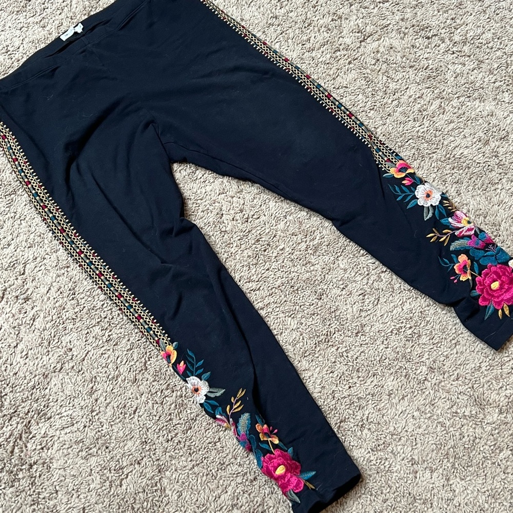 JWLA JW Los Angeles Johnny Was RARE embroidered flower boho black leggings Large